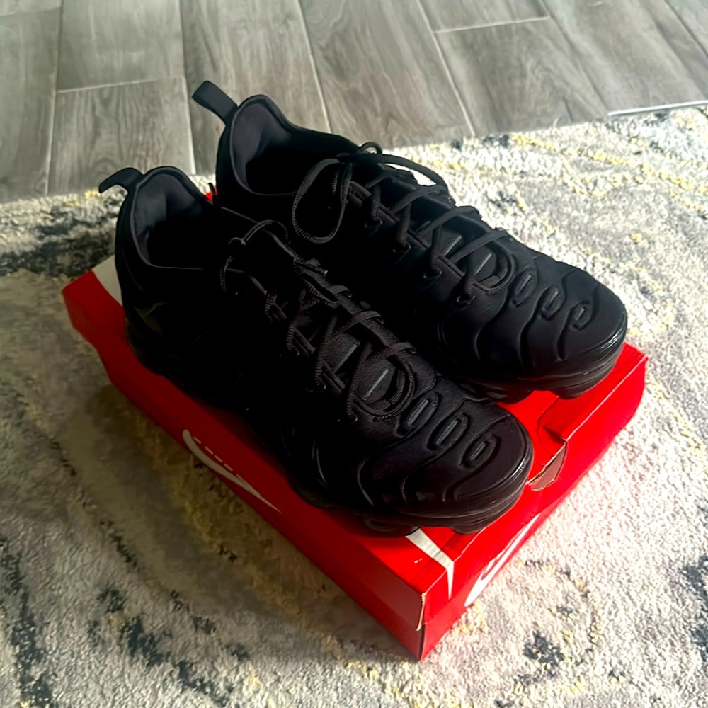 Like new preown men Vapormax plus size 11.5
